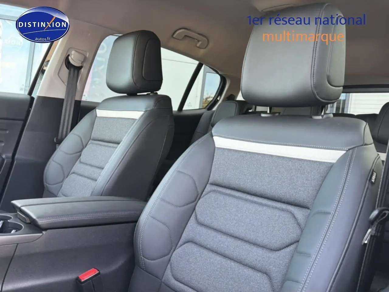 Vue intérieure rapprochée des sièges avant gris cuir et tissu du Citroën C5 Aircross 2025, avec accoudoir central.