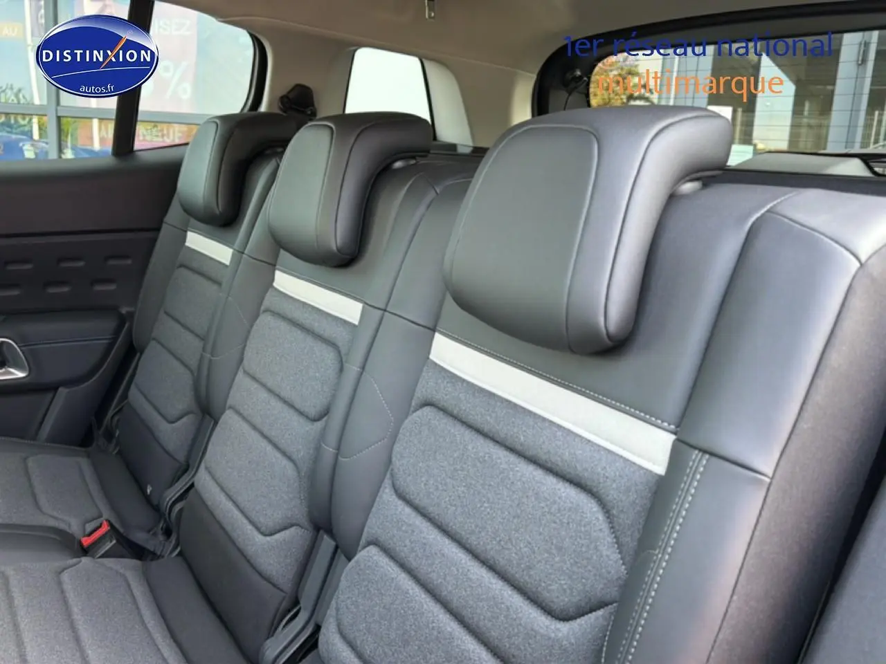 Vue intérieure sur la 2e rangée de sièges individuels gris et noir du Citroën C5 Aircross 2025.