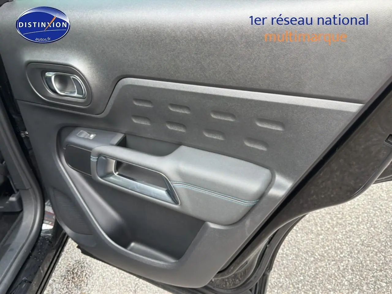 Gros plan sur la porte arrière droite noire perla nera du Citroën C5 Aircross avec poignée intégrée et bouton de vitre électrique.