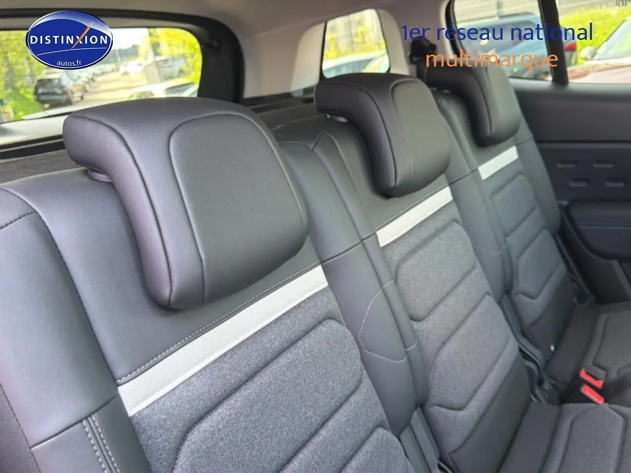 Vue intérieure sur la deuxième rangée de sièges individuels en cuir et tissu du Citroën C5 Aircross noir Perla Nera.