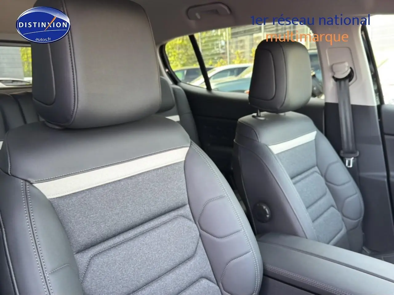 Gros plan sur les sièges avant en cuir et tissu gris du Citroën C5 Aircross 2025, intérieur lumineux.