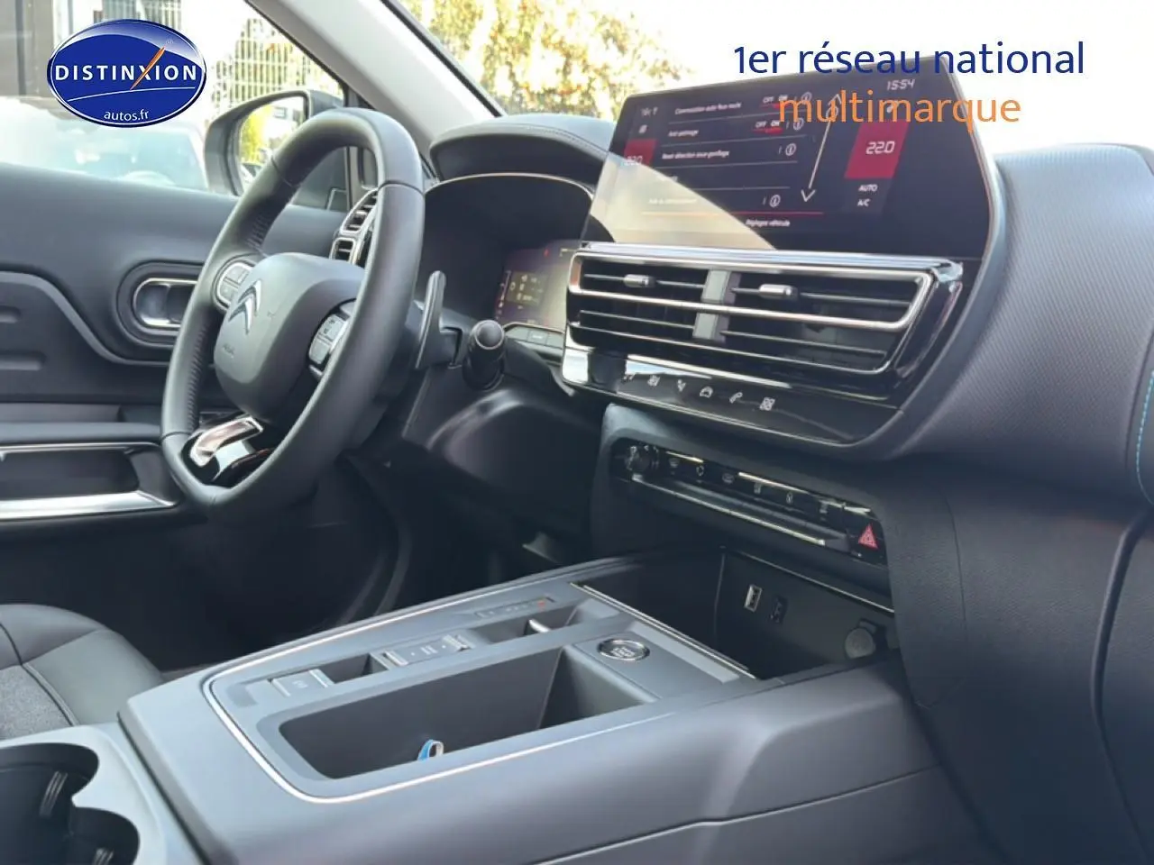 Vue intérieure côté conducteur du tableau de bord et console centrale du Citroën C5 Aircross 2025 noir perla nera.