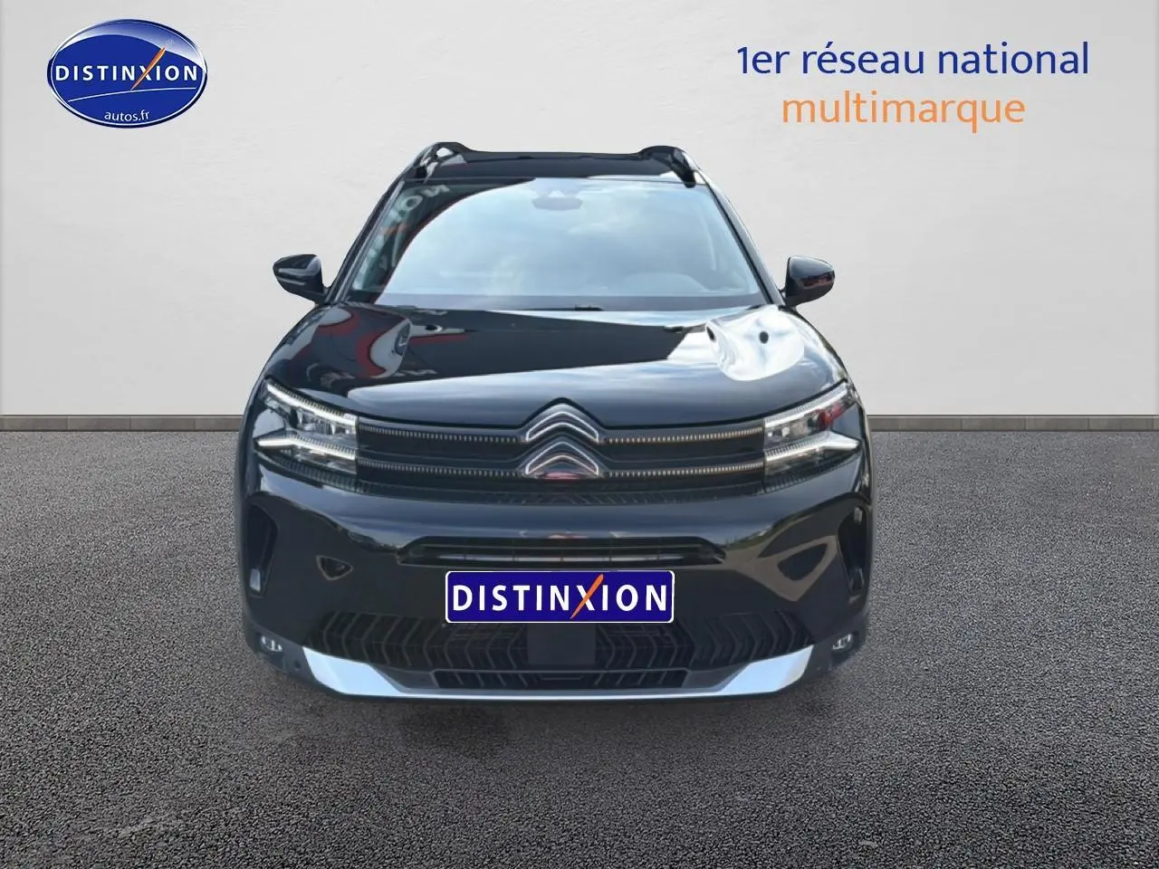 Vue frontale du Citroën C5 Aircross noir Perla Nera avec calandre distinctive et phares LED fins.