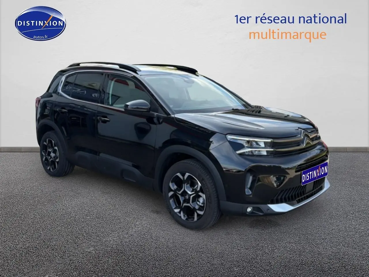 Citroën C5 Aircross noir perla nera en 3/4 avant droit avec barres de toit et jantes alu distinctives.