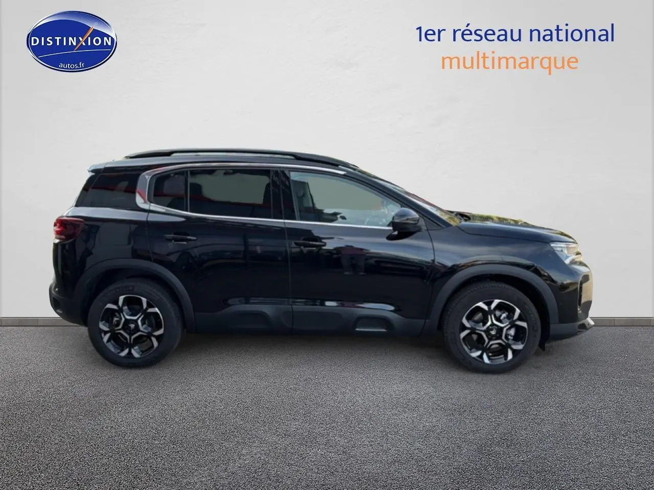Profil droit du SUV Citroën C5 Aircross noir Perla Nera 2025 avec jantes alu et barres de toit visibles.