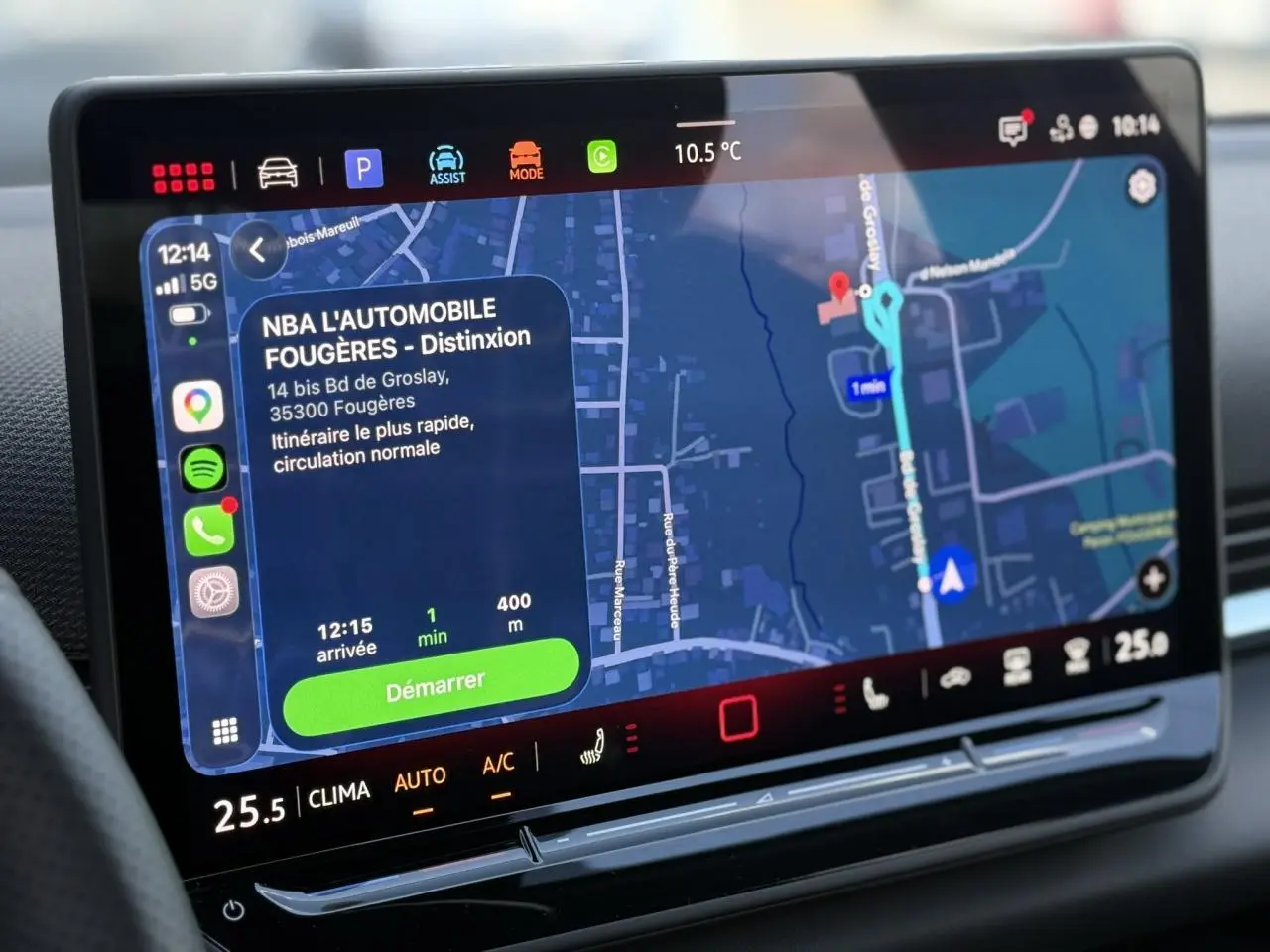 Écran tactile central du Volkswagen T-Roc 2026 affichant la navigation et les commandes climatisation, vue de face.