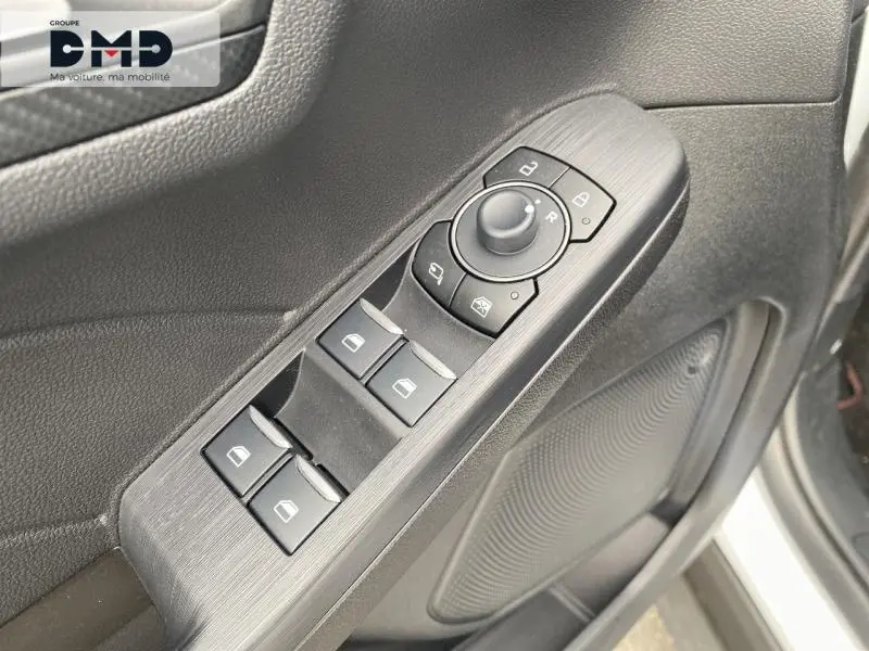 Gros plan sur les commandes de vitres et rétroviseurs côté gauche d'une Ford Kuga blanc glacier, intérieur noir.