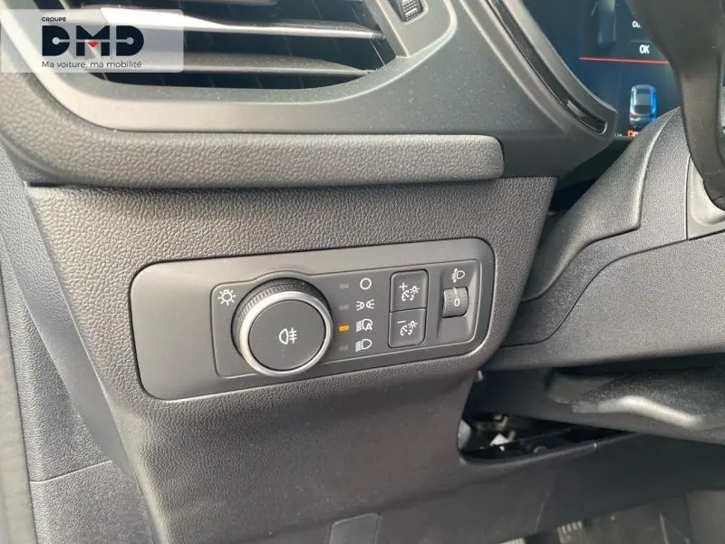 Détail du panneau de commandes d'éclairage côté gauche du tableau de bord du Ford Kuga blanc Glacier 2026.