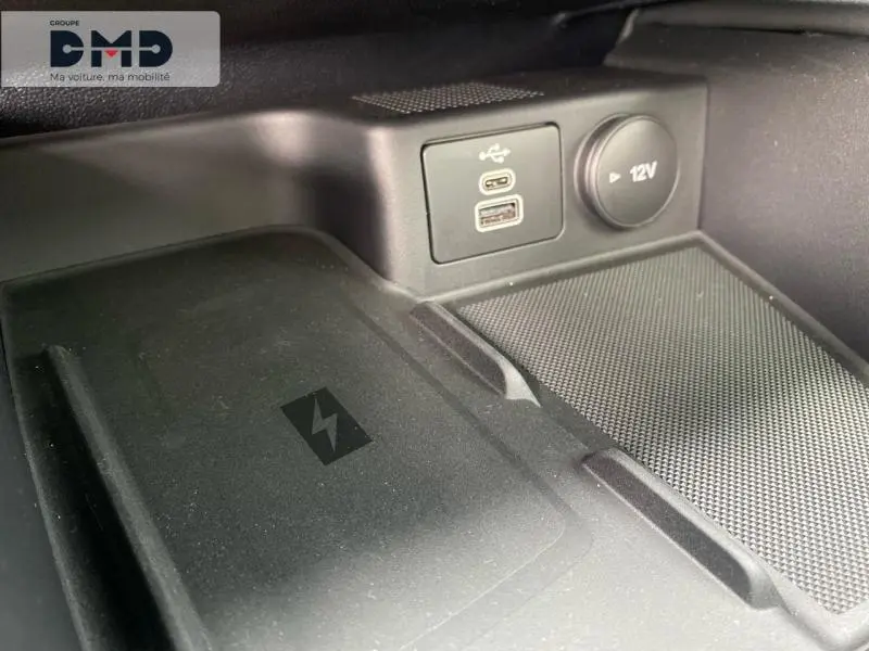Gros plan sur la console centrale du Ford Kuga 2026, montrant prise USB, prise 12V et recharge sans fil.