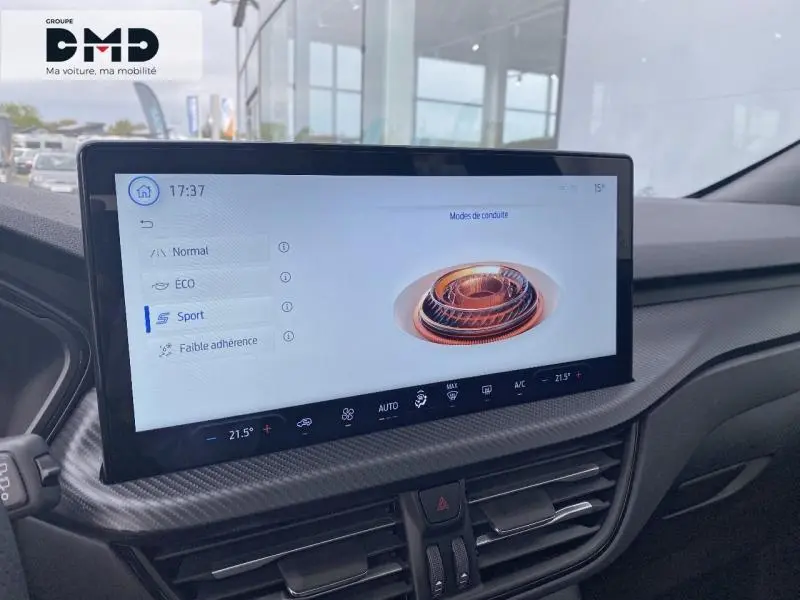 Écran tactile central du Ford Kuga blanc glacier 2026 montrant les modes de conduite Sport, Eco et Normal.