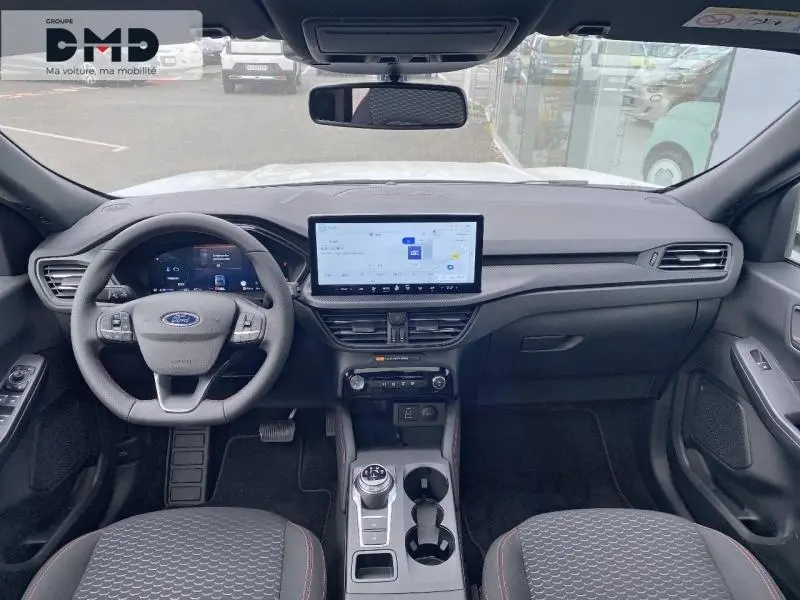 Vue intérieure avant du Ford Kuga blanc Glacier 2026, tableau de bord moderne avec écran tactile central et volant multifonction.