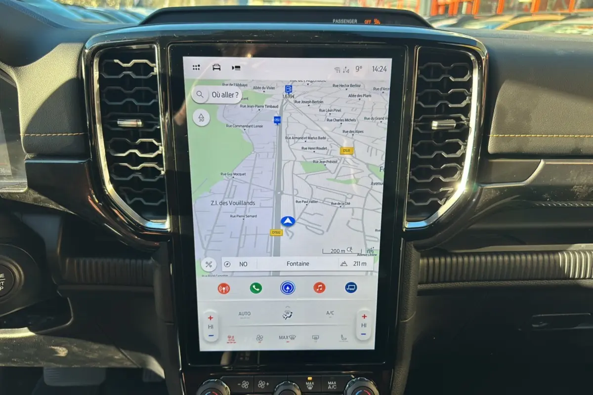 Vue rapprochée du tableau de bord du Ford Ranger 2026 avec écran tactile GPS vertical et aérateurs hexagonaux noirs.
