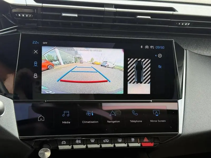 Écran tactile intérieur de la Peugeot 308 noir Perla Nera montrant la caméra de recul et l'aide au stationnement.