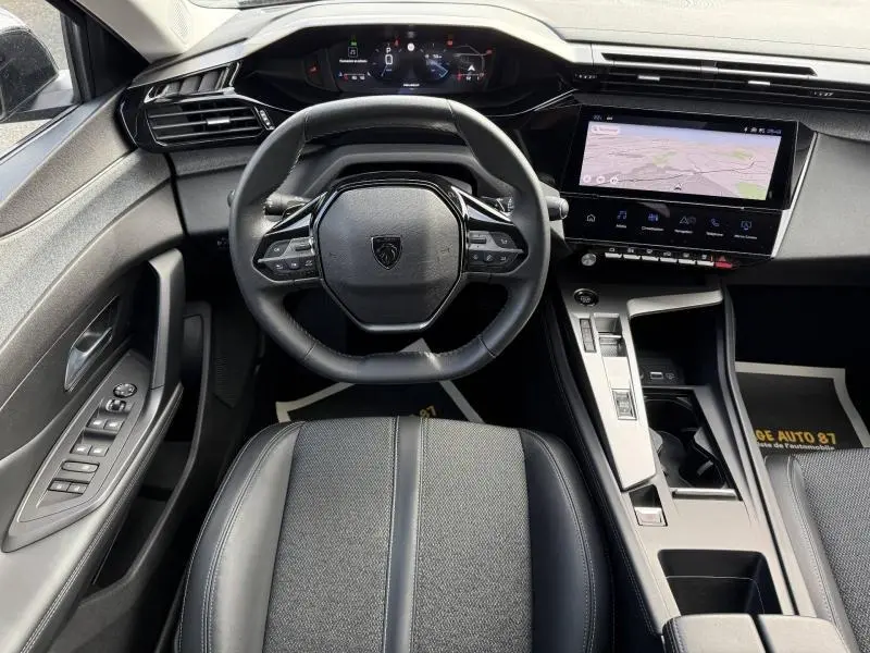 Vue intérieure centrée sur le volant et tableau de bord de la Peugeot 308 1.5 BlueHDi noir avec écran tactile et commandes multifonctions.