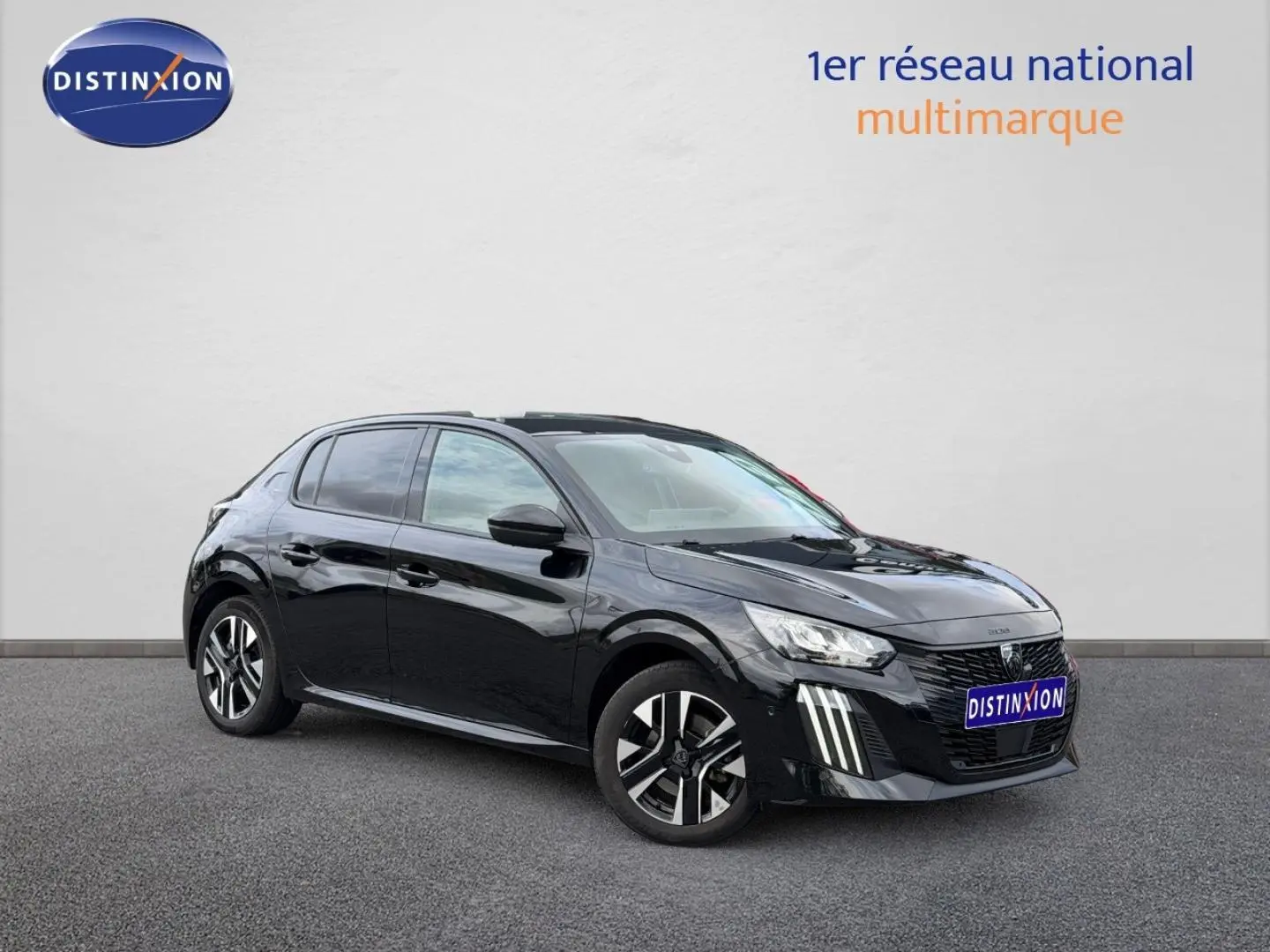 Peugeot 208 noir Perla Nera vue 3/4 avant droit, jantes alu et feux LED distinctifs visibles.
