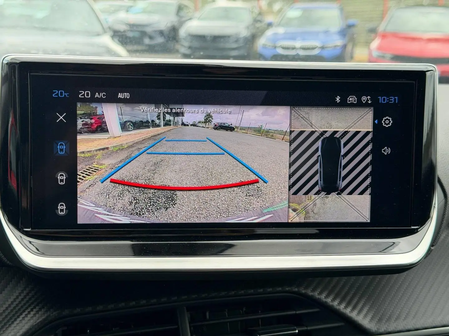 Écran tactile intérieur du Peugeot 208 2025 montrant la caméra de recul avec guidage et vue 360° du véhicule noir.