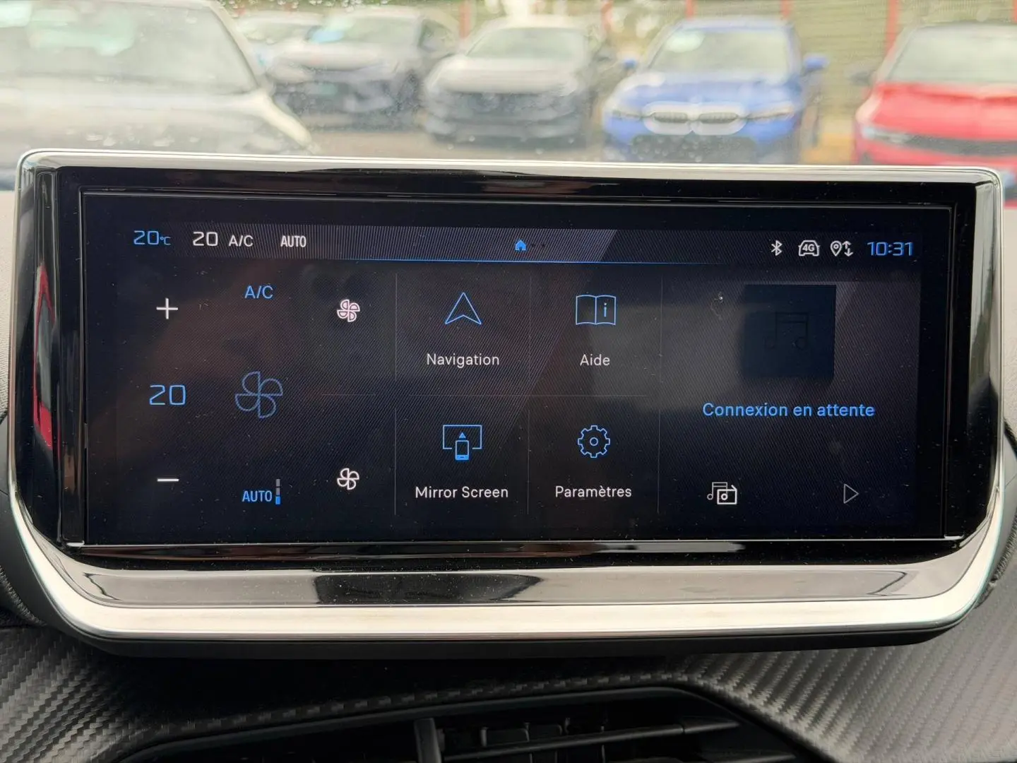 Écran tactile multifonction affichant la climatisation et la navigation dans un Peugeot 208 noir Perla Nera.
