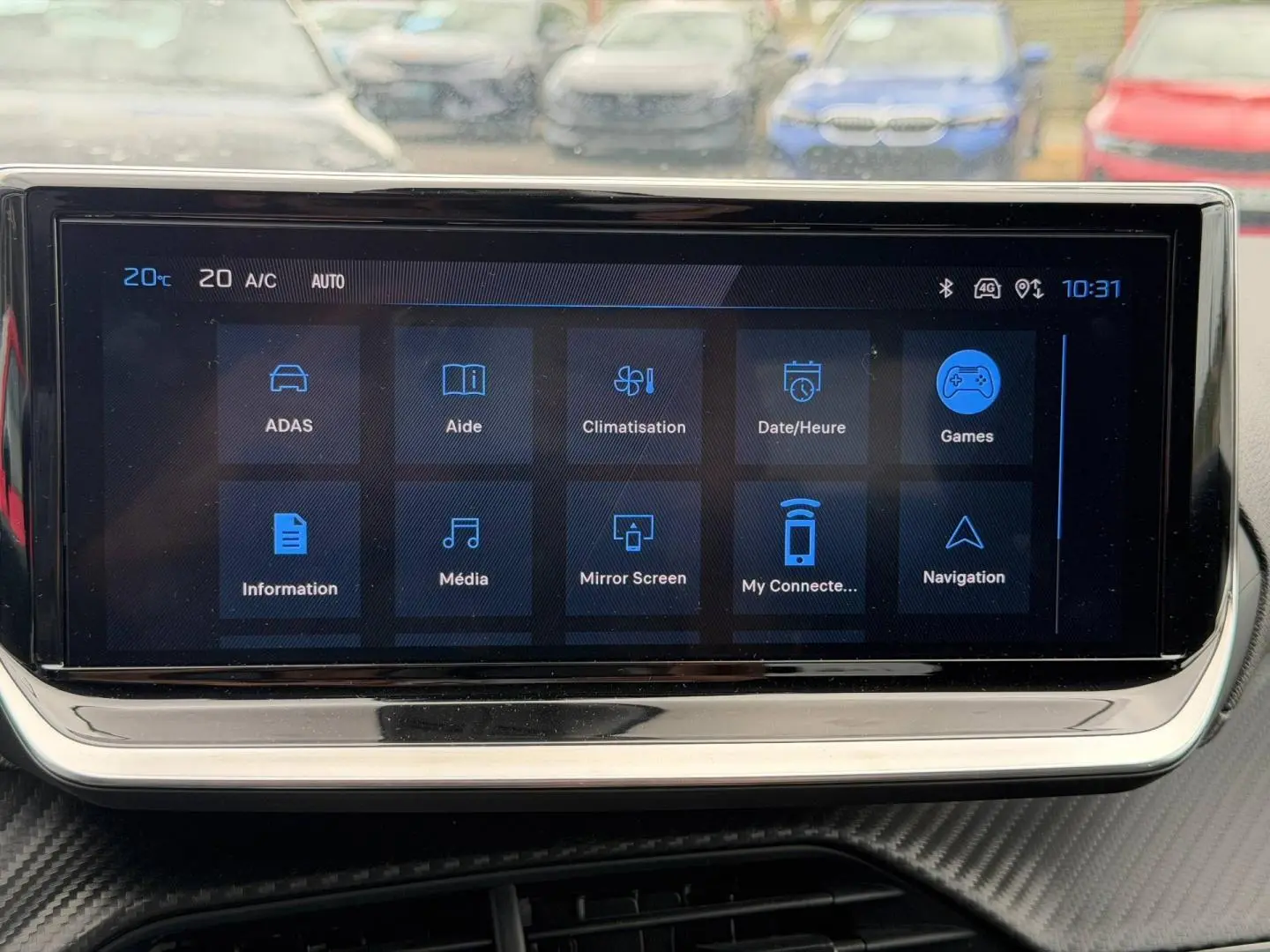 Écran tactile central de la Peugeot 208 noir Perla Nera, affichant le menu principal avec icônes bleues.