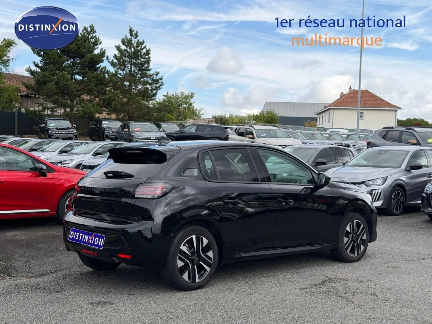 Peugeot 208 noir Perla Nera vue 3/4 arrière droit, jantes alu et vitres teintées en extérieur parking.