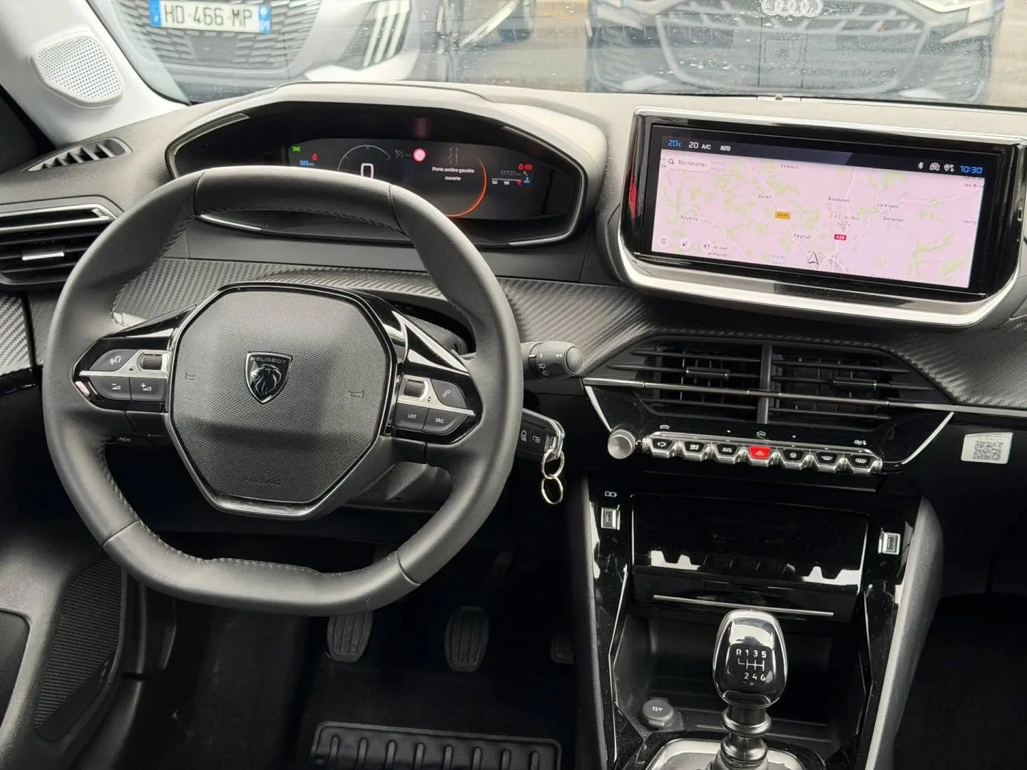Intérieur Peugeot 208 1.2 100ch noir, vue du poste de conduite avec volant compact et écran tactile central.