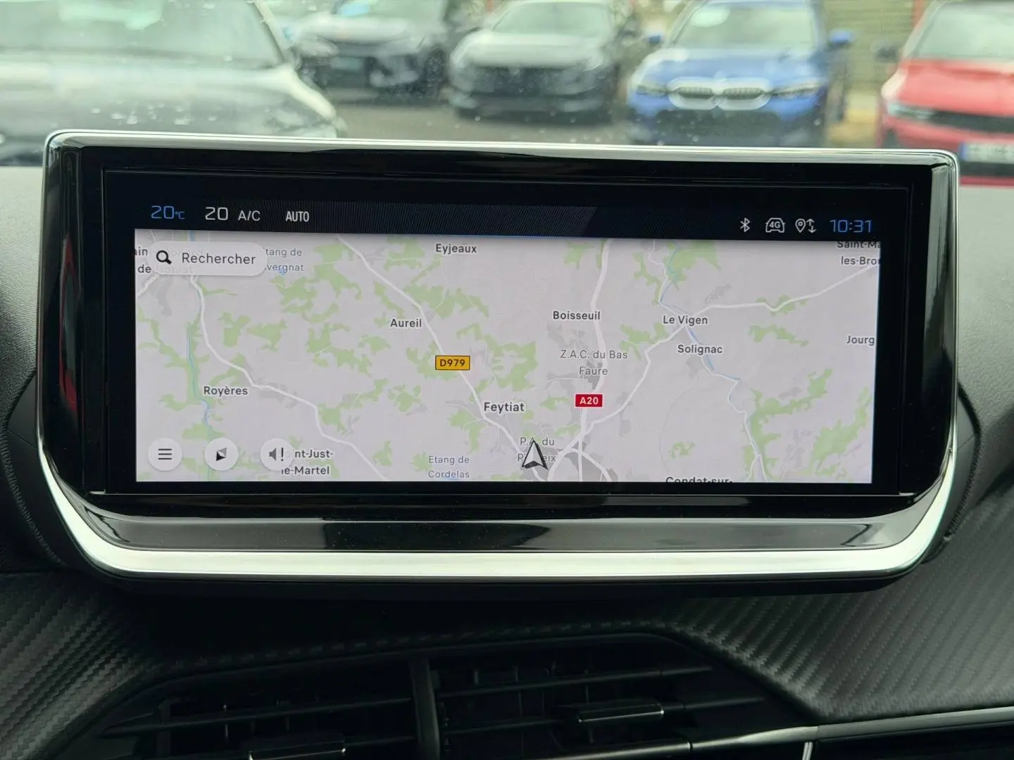 Écran tactile central affichant une carte de navigation dans l'habitacle d'une Peugeot 208 noir Perla Nera.