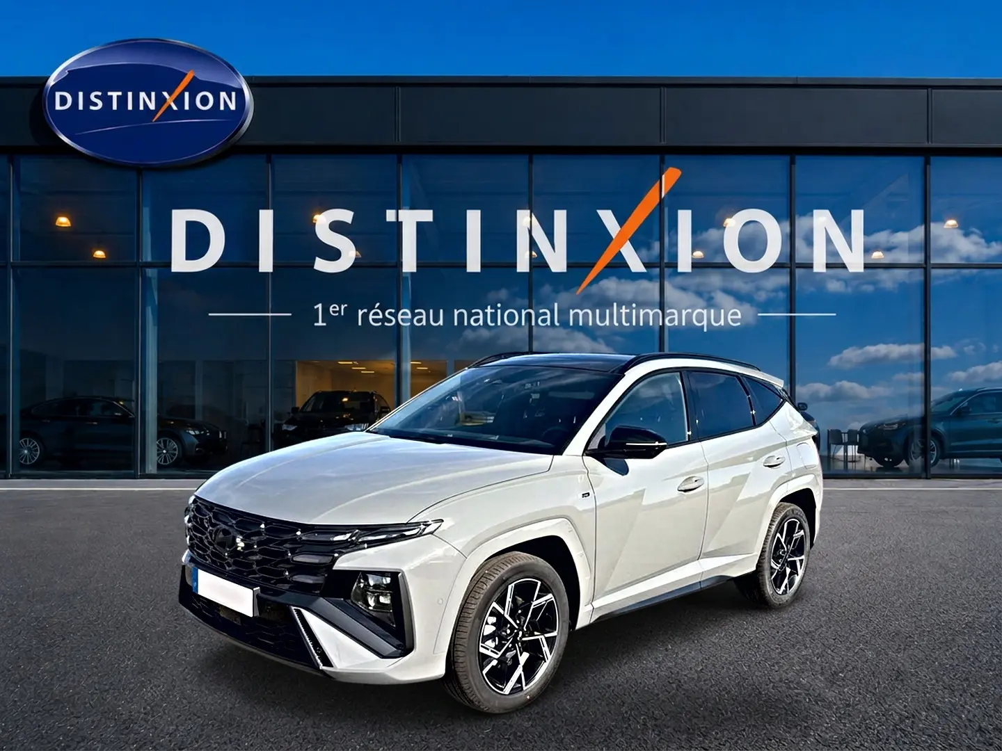 Hyundai Tucson 2026 gris shadow en vue 3/4 avant, avec calandre noire et jantes alliage noires et argentées.