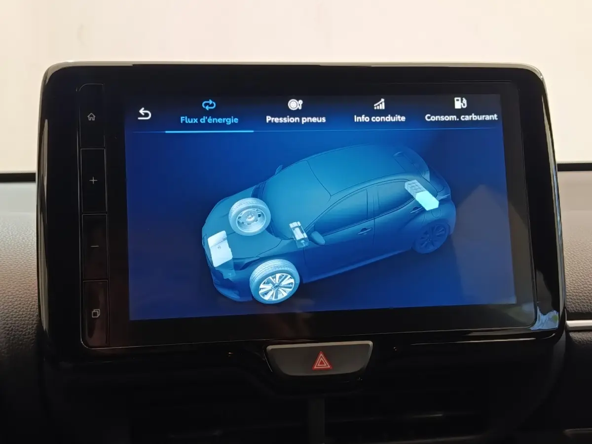 Écran tactile intérieur montrant la représentation 3D bleutée d'une Toyota Yaris hybride vue de côté droit.