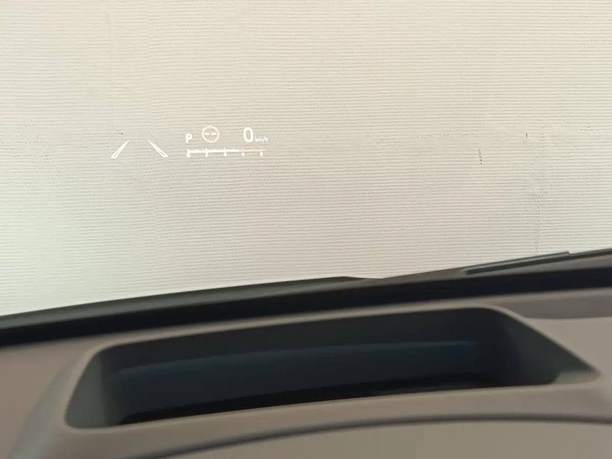 Affichage tête haute projeté sur pare-brise d'une Toyota Yaris Hybride 116h Collection, vue intérieure avant.