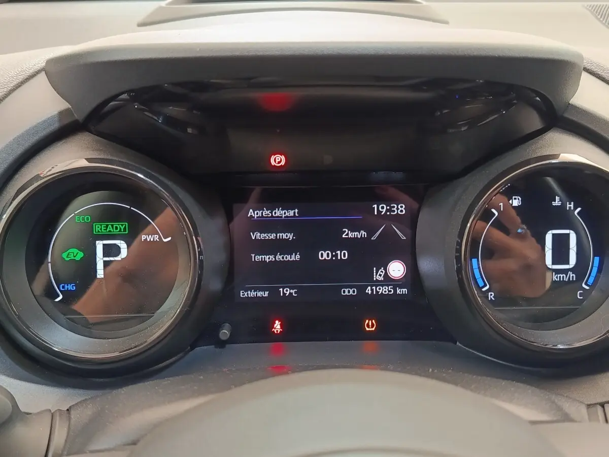 Vue rapprochée du tableau de bord numérique de la Toyota Yaris Hybride 116h, affichant les indicateurs de vitesse et énergie.
