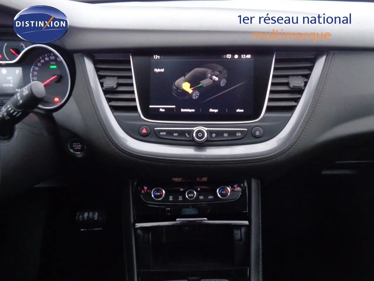 Tableau de bord noir de l'Opel Grandland X hybride 2021 avec écran tactile affichant le mode hybride.