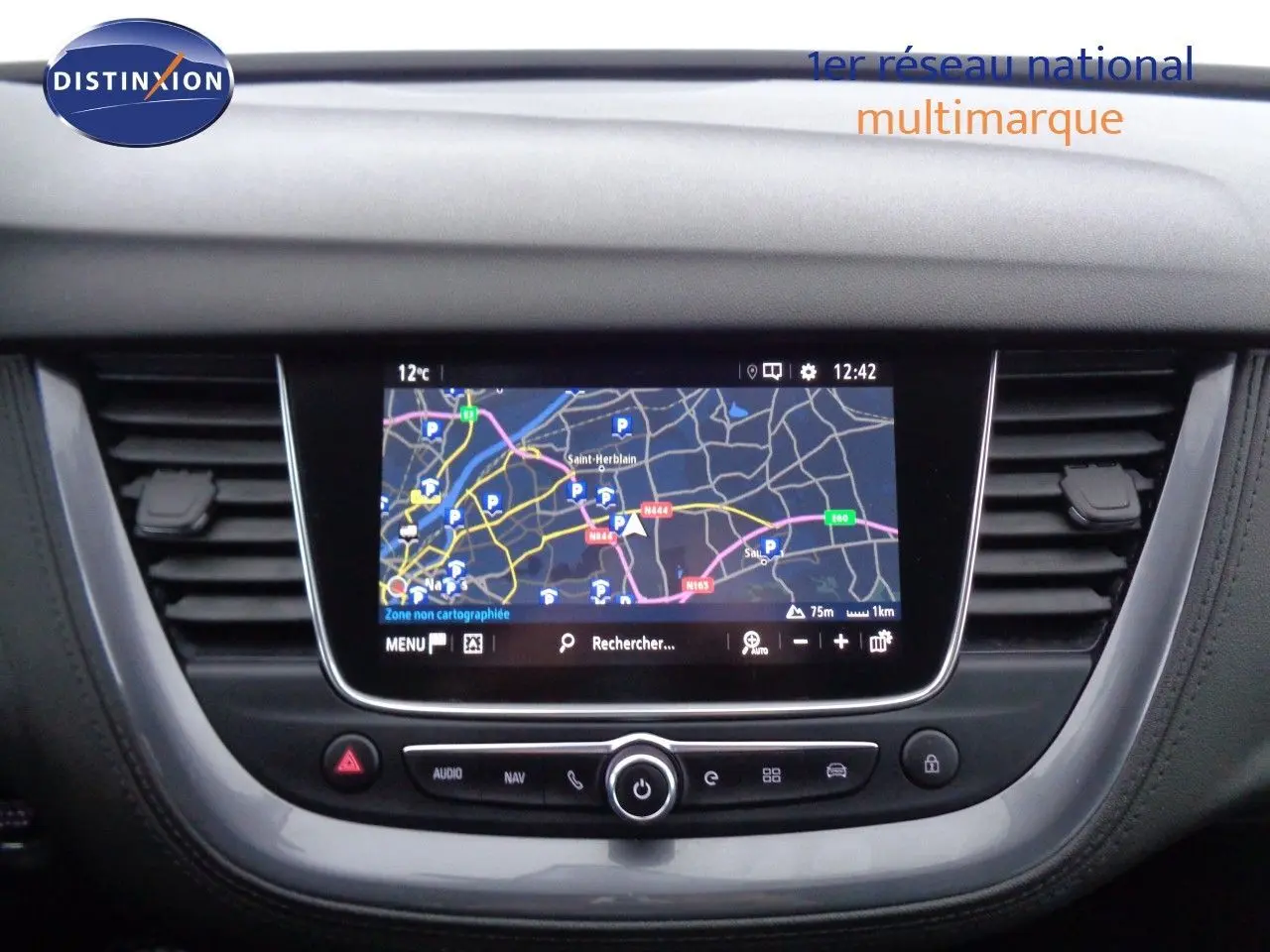 Écran tactile central avec navigation affichant une carte, entouré de commandes sur tableau de bord noir d'Opel Grandland X.