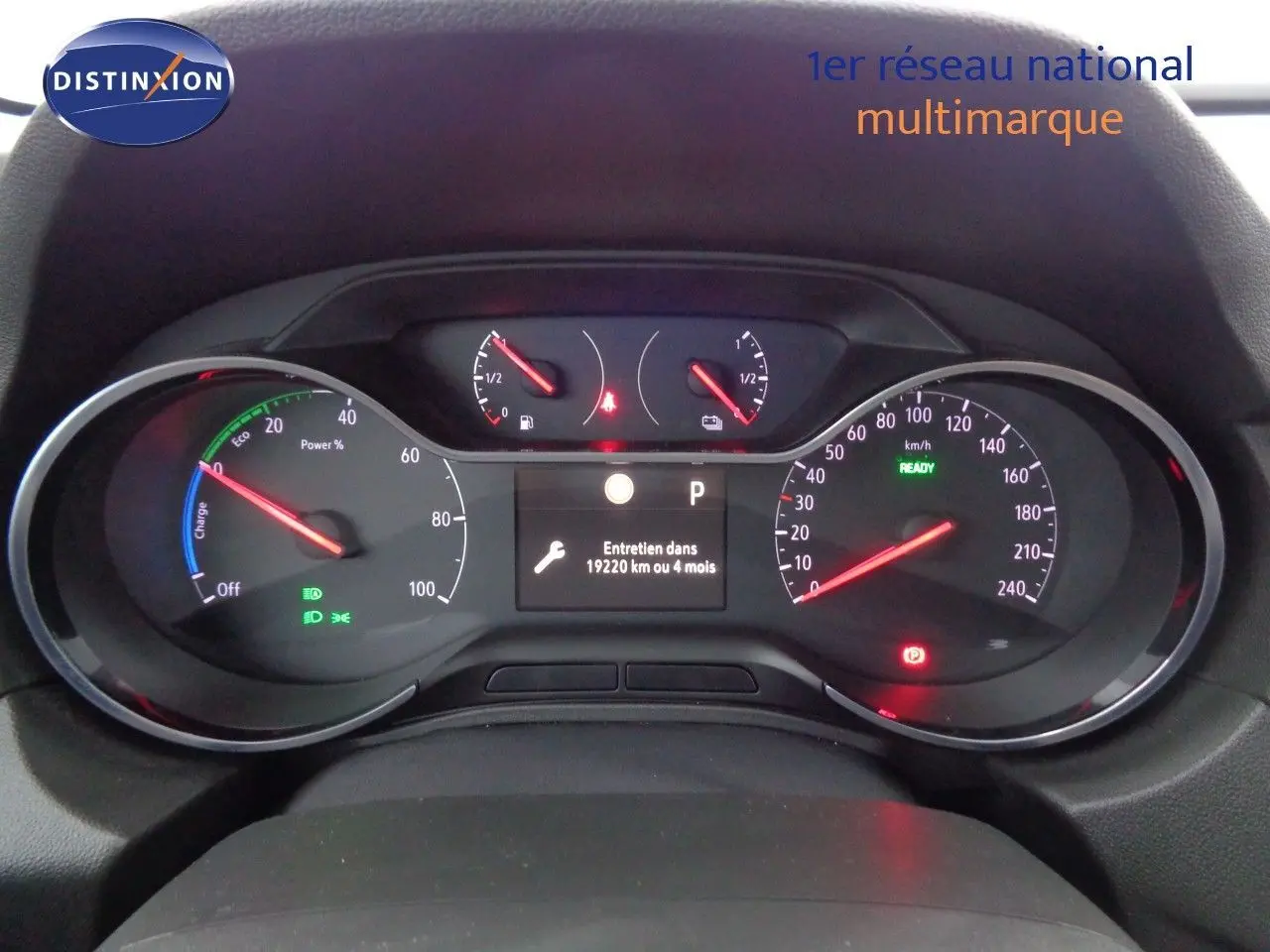 Vue rapprochée du tableau de bord du Grandland X blanc perle, affichant les compteurs et alertes numériques.