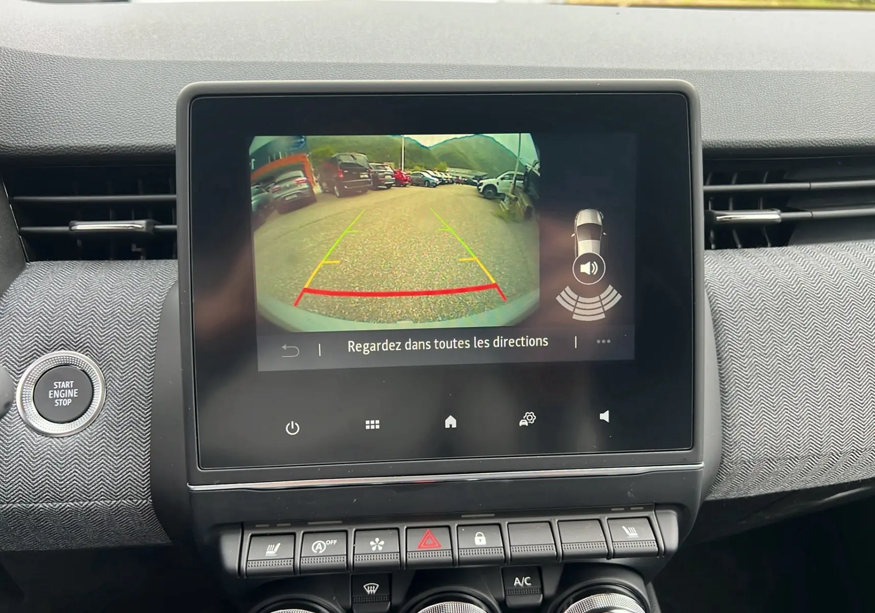 Écran central de Renault Clio V TCe 90 Techno 2025 montrant la caméra de recul avec vue arrière du parking.