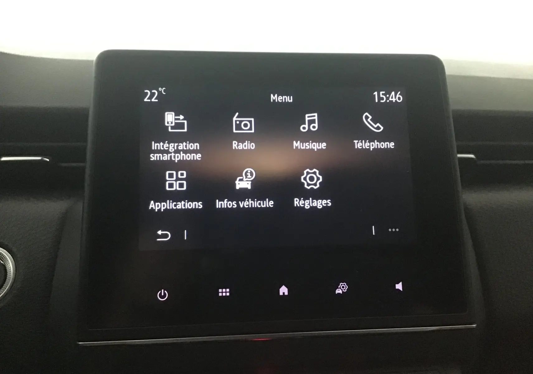 Écran tactile central de la Renault Clio V gris platine affichant le menu multimédia avec intégration smartphone et radio.