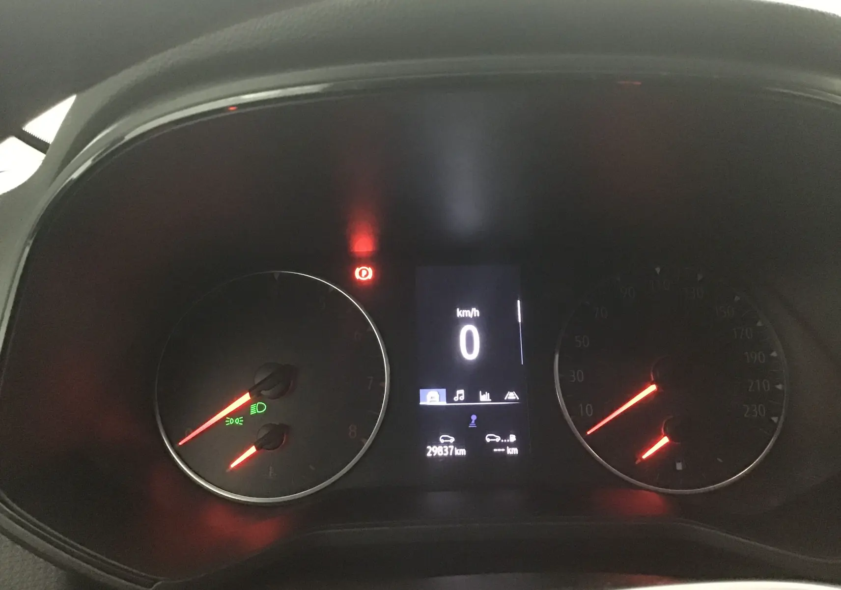 Tableau de bord de Renault Clio V 1.0 TCE 90 Zen 2021, affichage numérique au centre et compteurs analogiques éclairés.