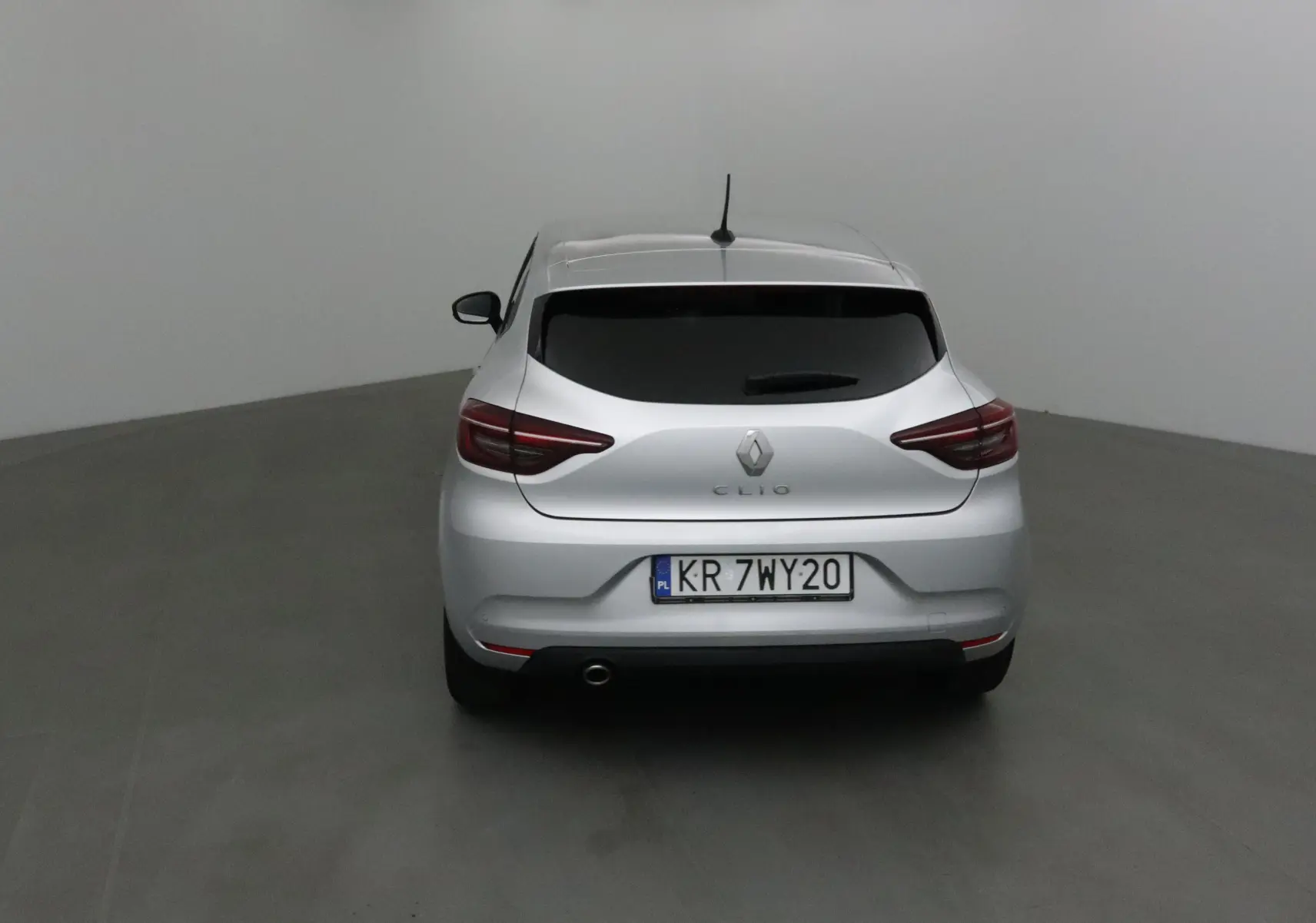 Vue arrière d'une Renault Clio V gris platine, avec feux arrière LED et lunette arrière teintée.