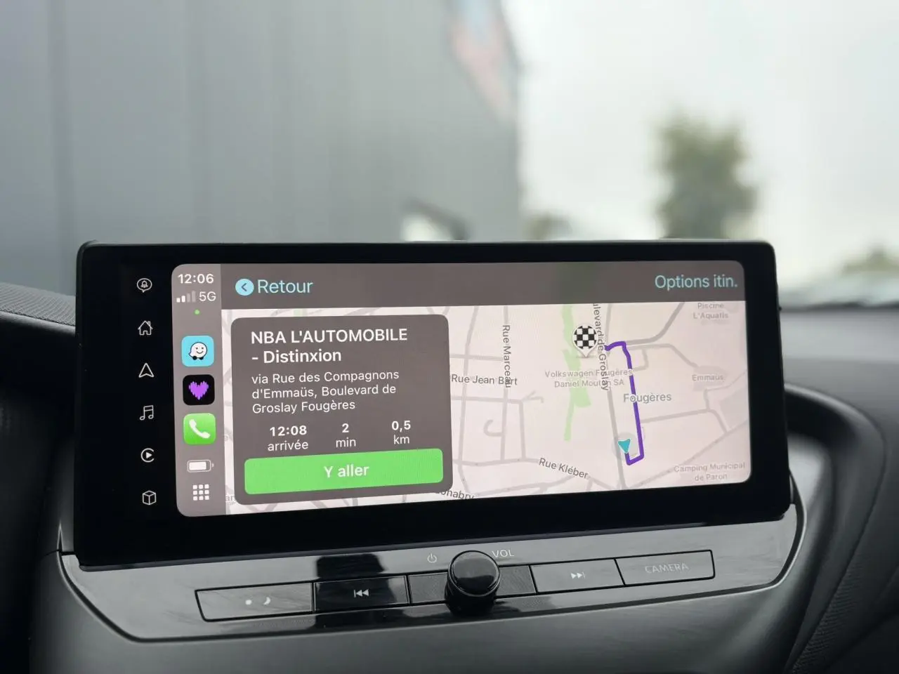 Écran tactile du système de navigation NissanConnect du Nissan Juke blanc nacré, vue intérieure du tableau de bord.