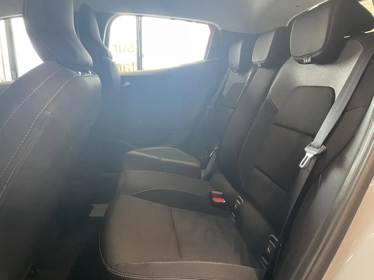 Vue intérieure côté droit des sièges arrière noirs avec ceintures de sécurité de la Renault Clio 1.5 Blue dCi 2025.