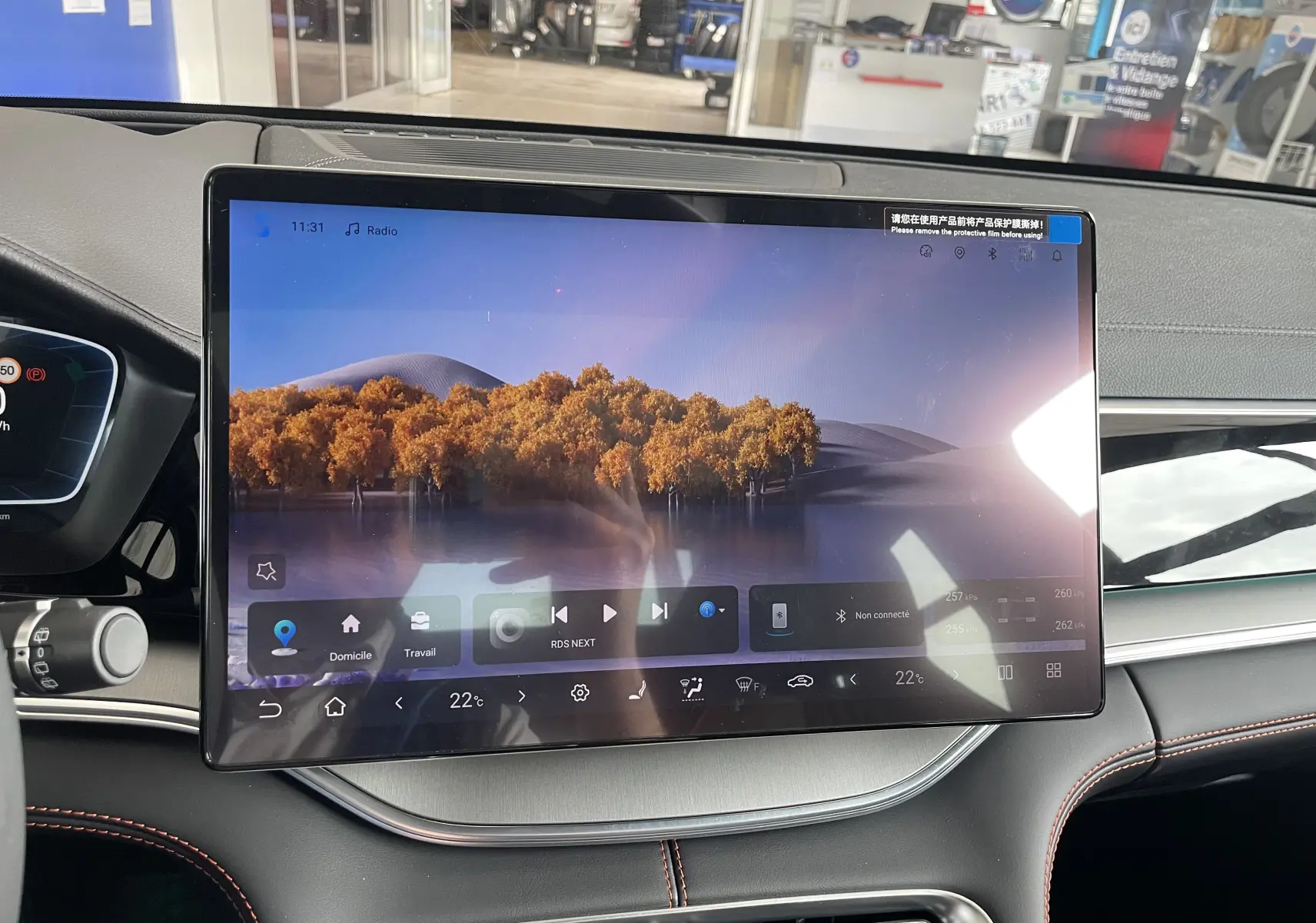 Écran tactile 15,6'' du tableau de bord intérieur du BYD SEAL U, avec finition noire et surpiqûres rouges visibles.