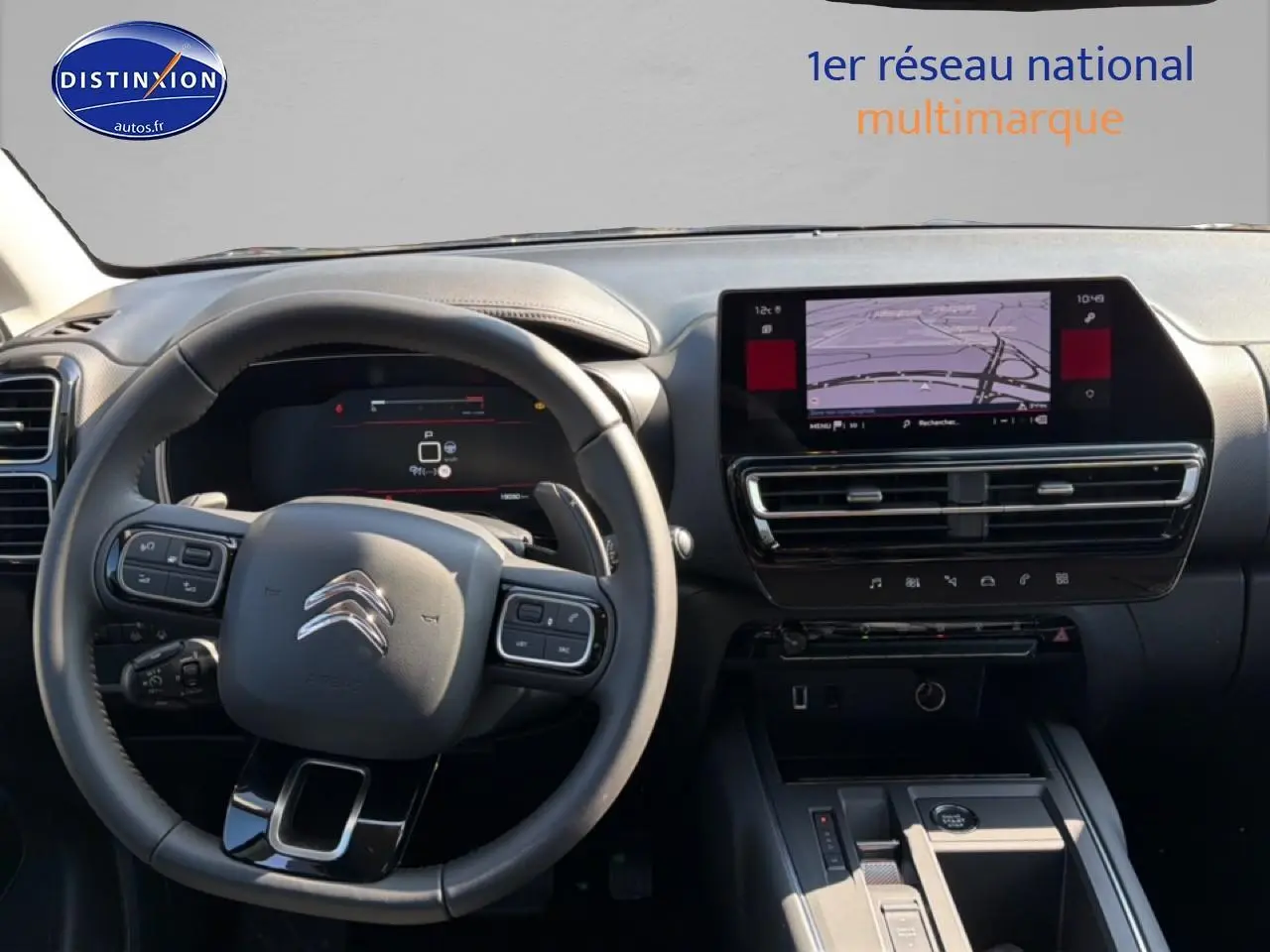 Vue intérieure du tableau de bord et volant cuir multifonction du Citroën C5 Aircross 2025 avec écran tactile GPS.