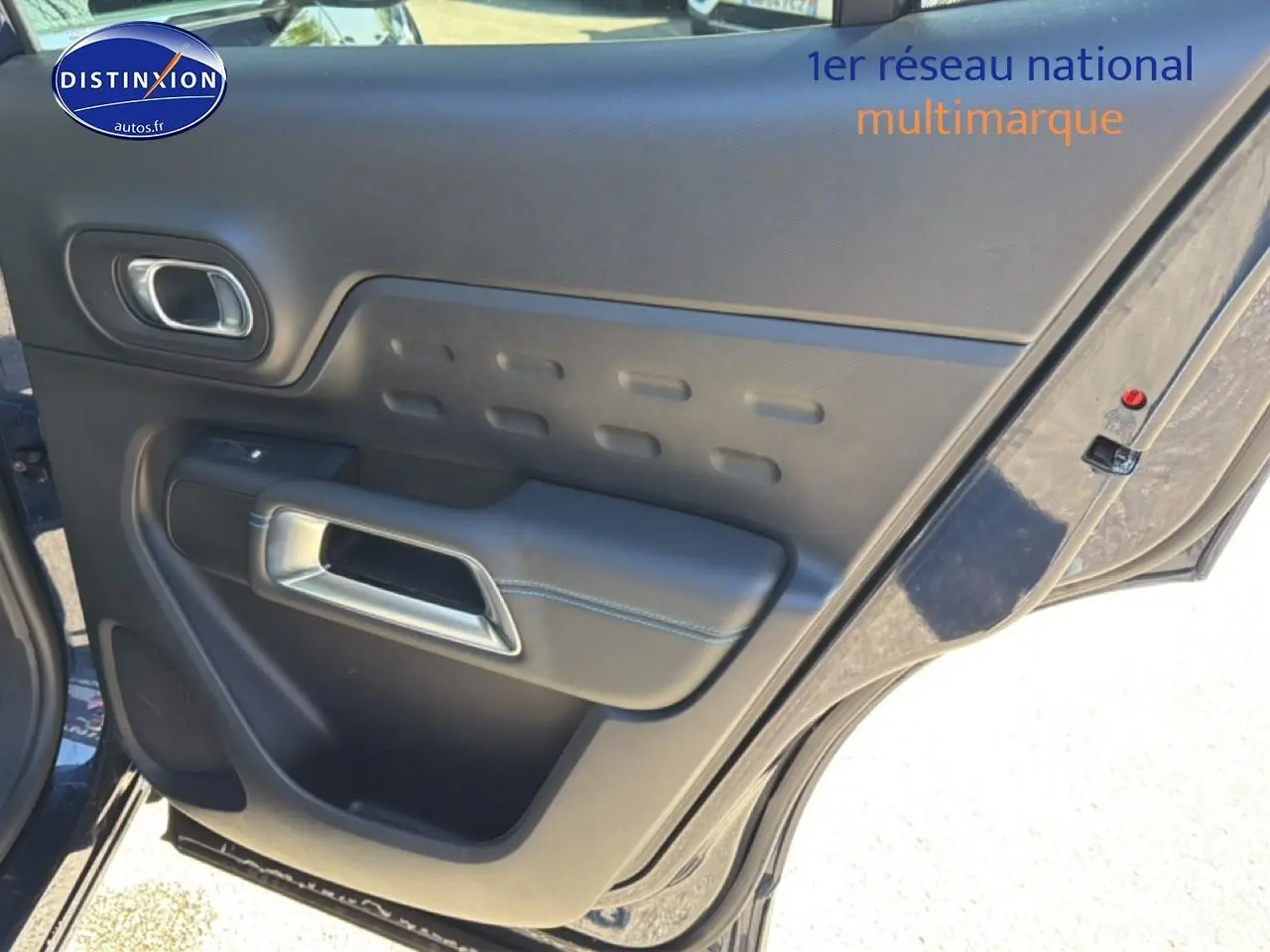 Vue rapprochée de la porte arrière droite bleu eclipse du Citroën C5 Aircross avec poignée intérieure chromée.