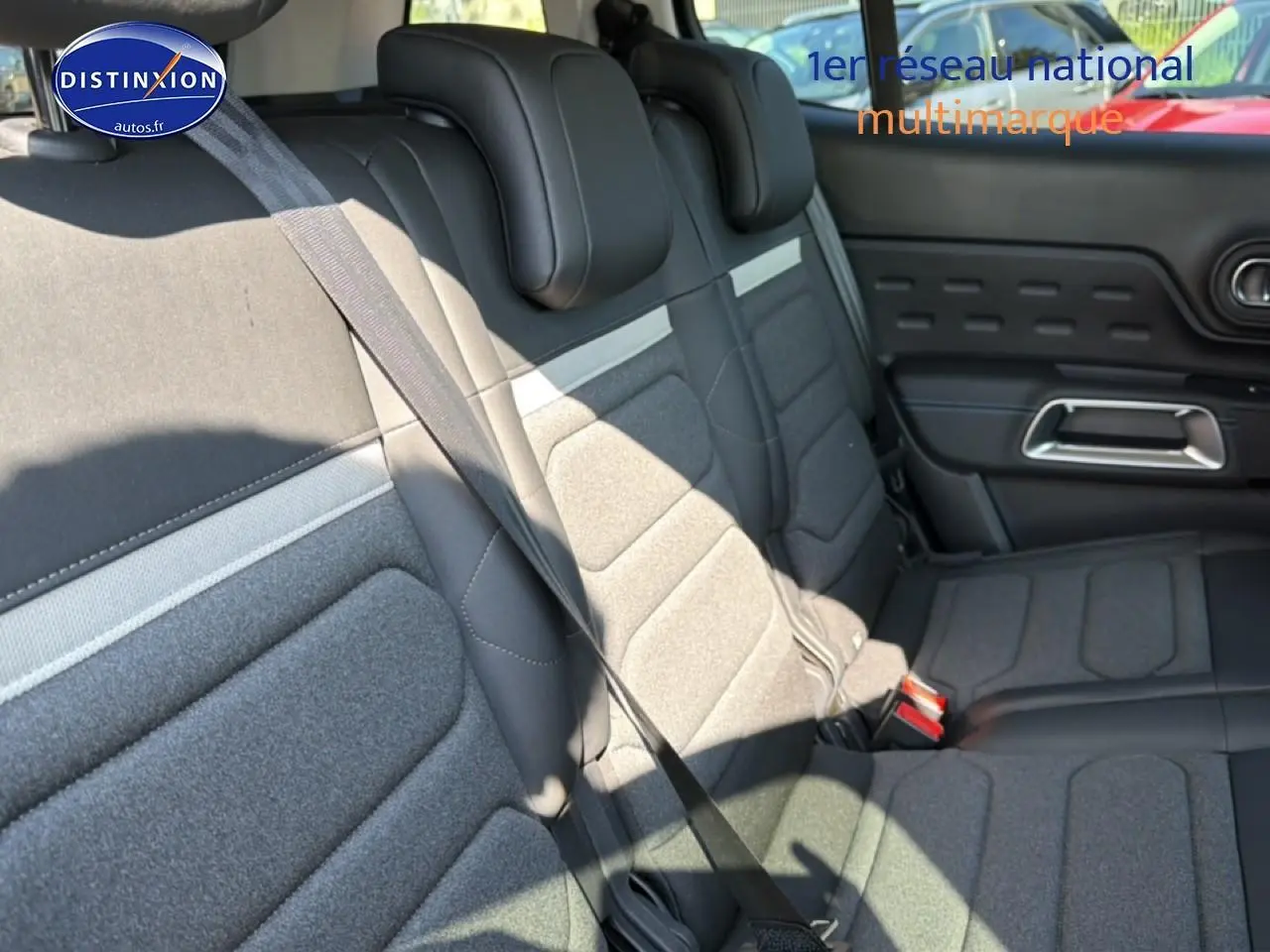 Vue intérieure sur la 2e rangée de sièges individuels gris du Citroën C5 Aircross 2025, avec ceinture de sécurité visible.