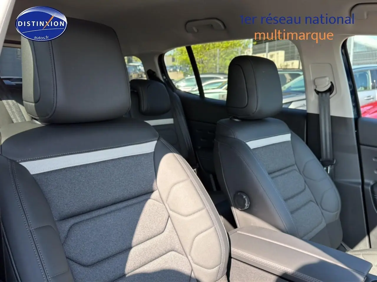 Vue intérieure côté droit montrant les sièges avant en tissu gris et cuir noir du Citroën C5 Aircross 2025.