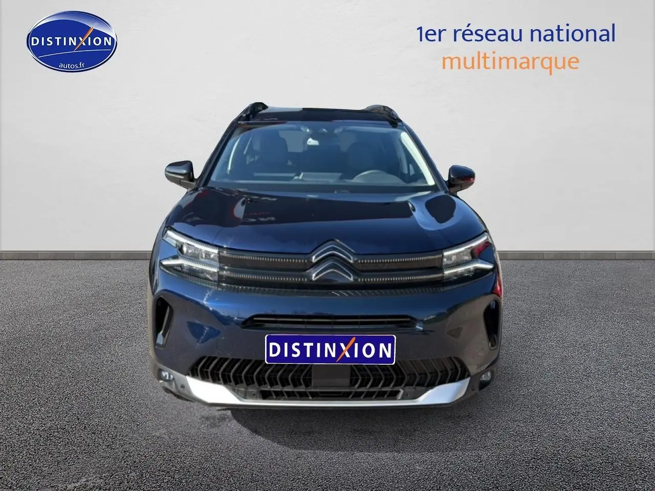 Vue avant d'un Citroën C5 Aircross bleu eclipse avec calandre distinctive et phares LED allumés.