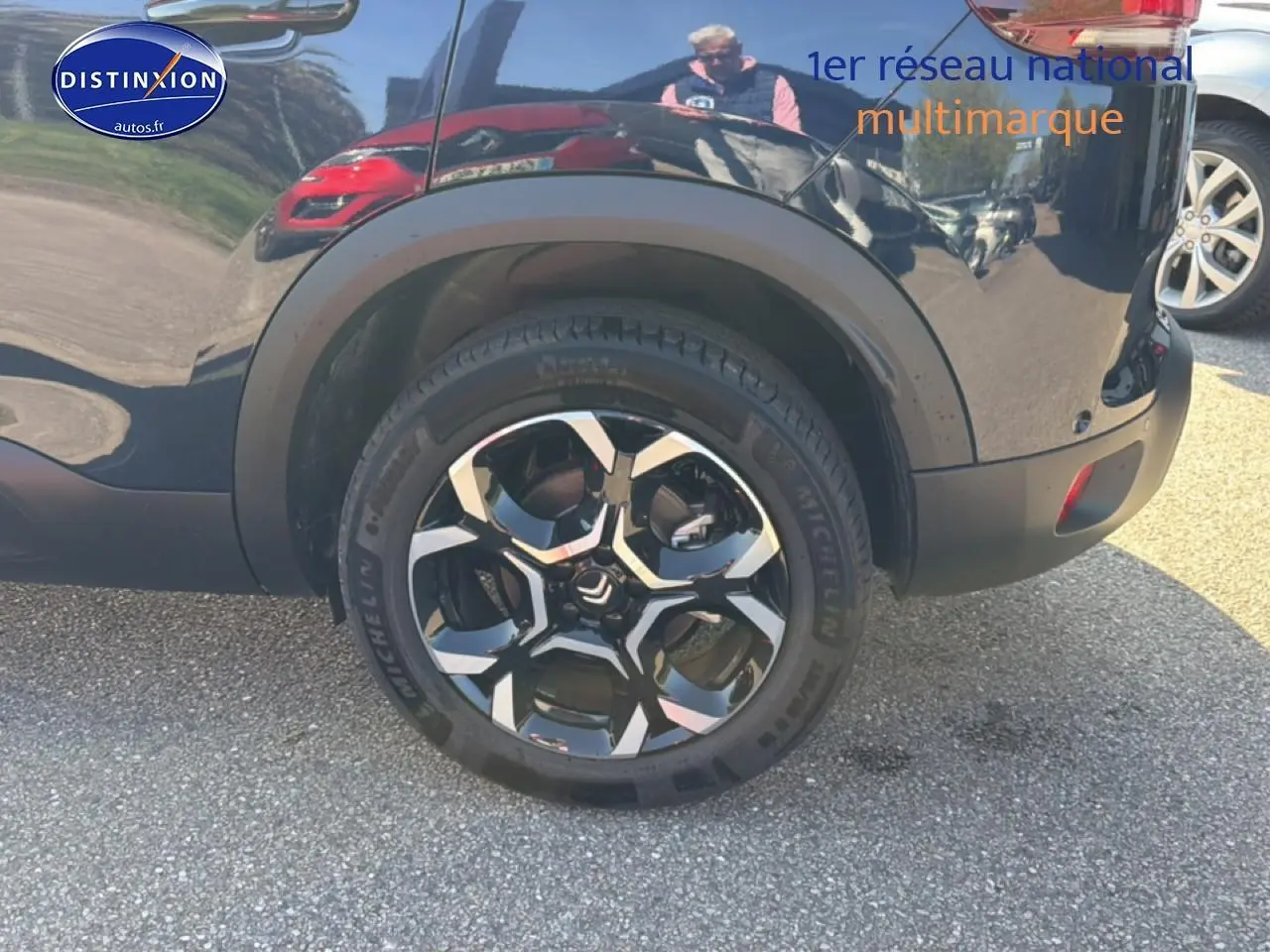 Gros plan sur la roue arrière droite d'un Citroën C5 Aircross bleu eclipse avec jante alu noire et argentée.