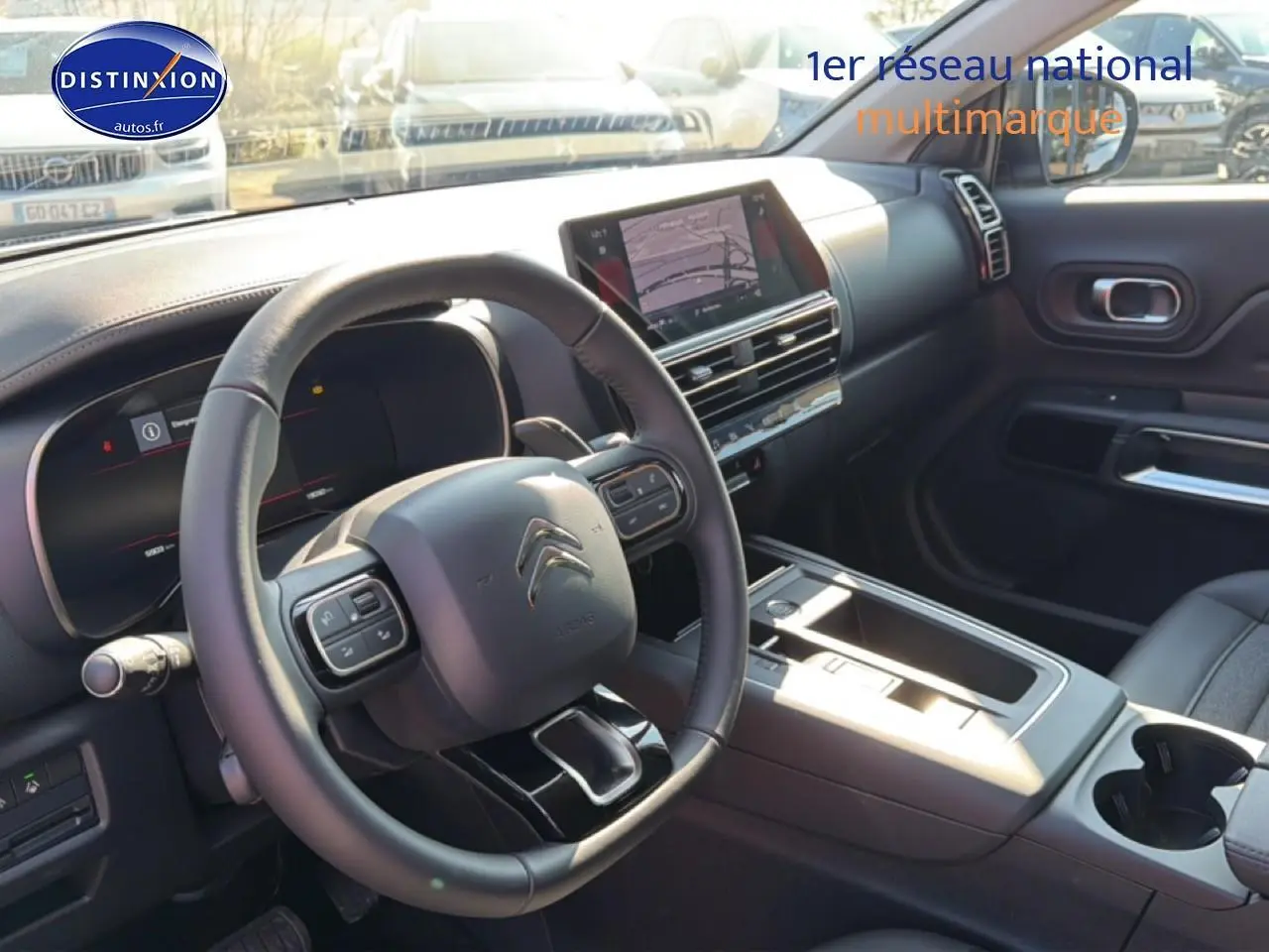 Vue intérieure côté conducteur du Citroën C5 Aircross 2025, volant cuir et écran tactile central visible.