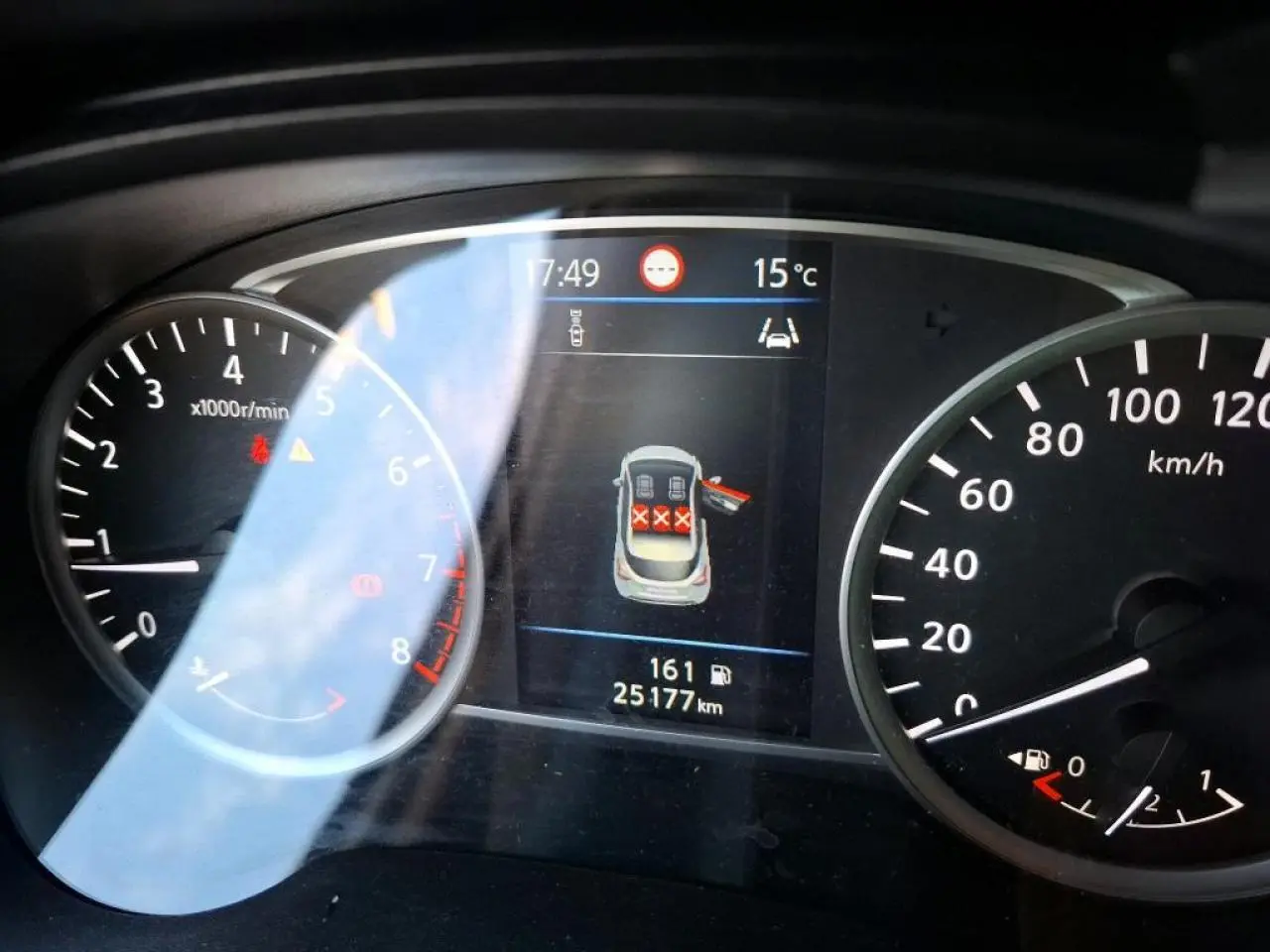 Vue rapprochée du combiné d'instruments de la Nissan Micra 2022, affichant la vitesse, le régime et l'alerte portes ouvertes.