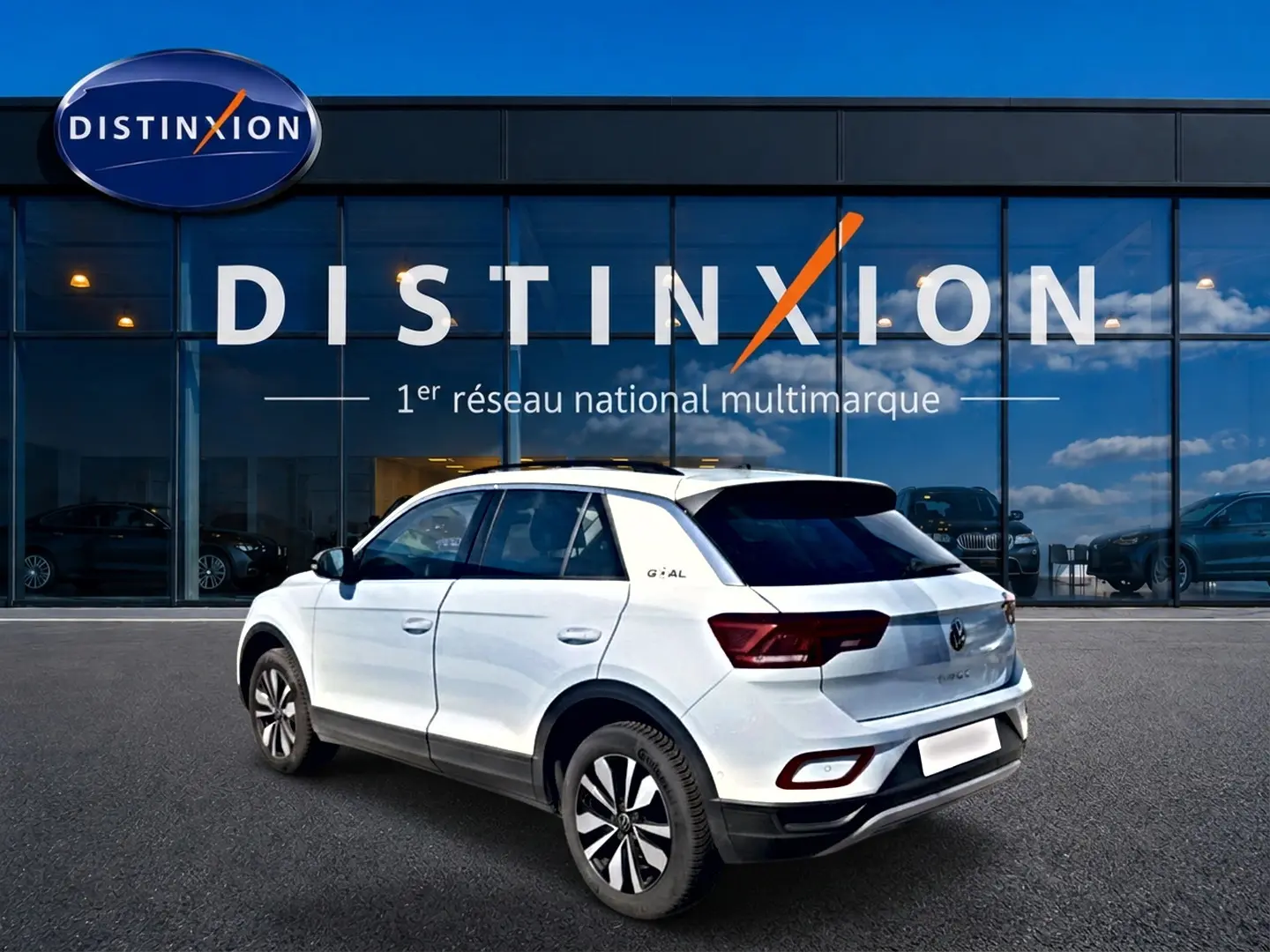 Volkswagen T-Roc blanc 3/4 arrière droit avec jantes alliage et logo Goal visible sur le montant arrière.