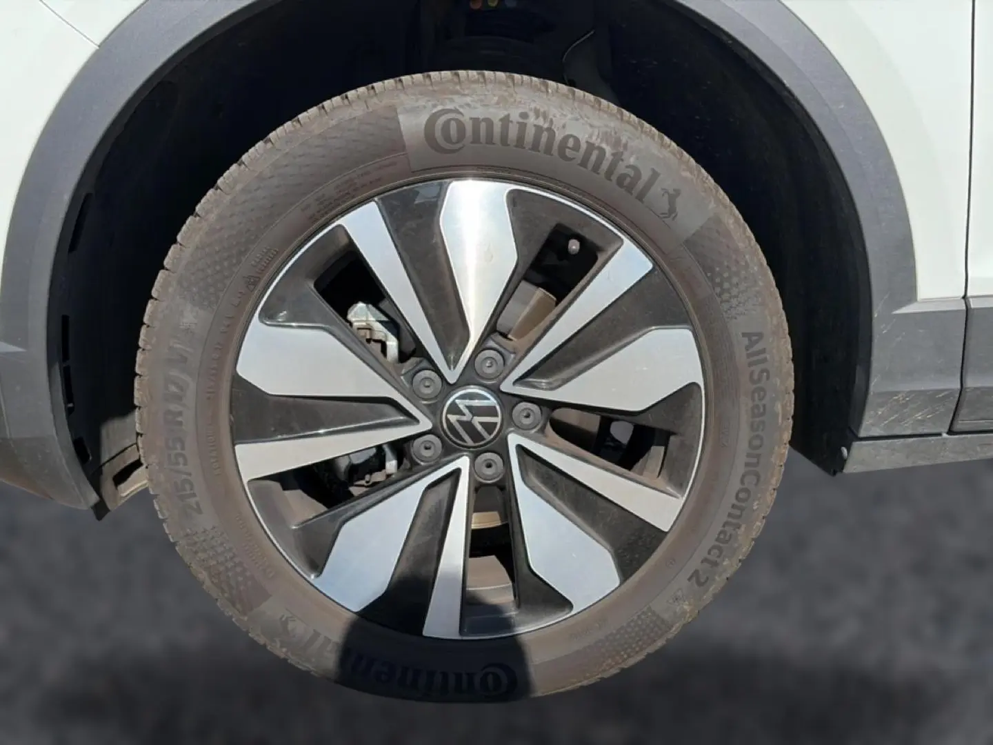 Gros plan sur la roue avant gauche d’un Volkswagen T-Roc blanc avec jante alliage 17 pouces et pneu Continental.