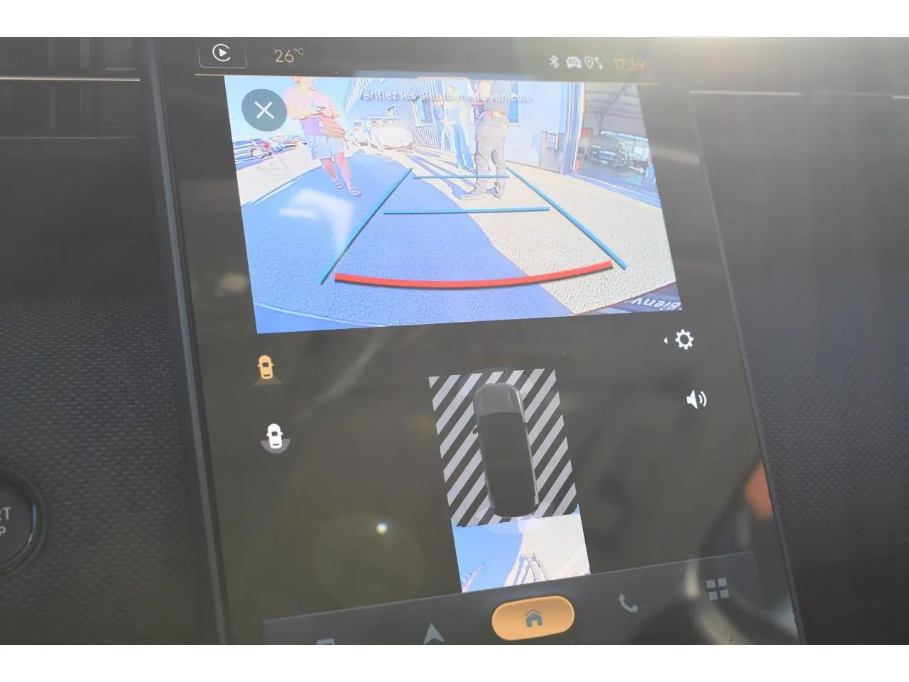 Écran tactile intérieur du Citroën C5 Aircross hybride montrant la caméra de recul et l'aide au stationnement.